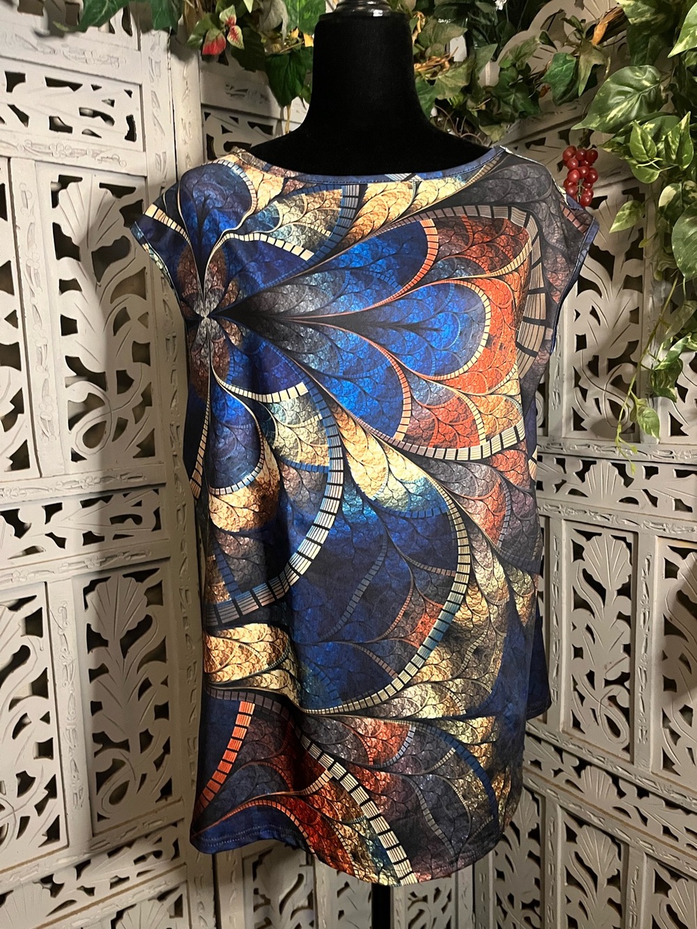 LIKE NEW! STUNNING BLEND OF BLUE & MULTICOLOR PATTERN SLEEVELESS PLUS SIZE TOP